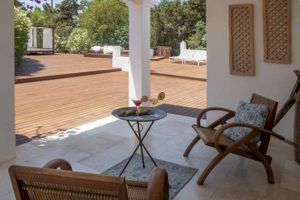 Terrasse des Paraiso de los Pinos Hotels mit zwei Gläsern und einer kleinen Platte mit Snacks.