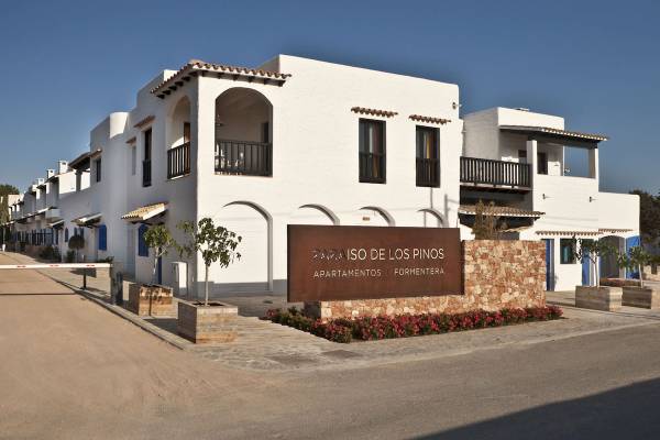 Paraiso de los Pinos Apartments mit einem großen Eingangsbereich und einem Steinbrunnen