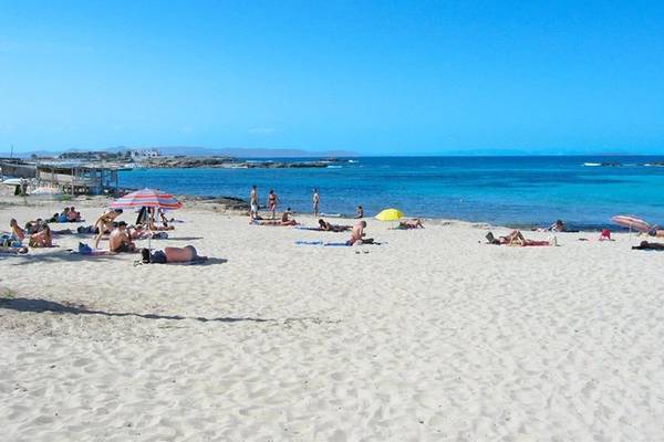 Leute sonnenbaden und entspannen am Strand nahe Apartamentos Es Pujols
