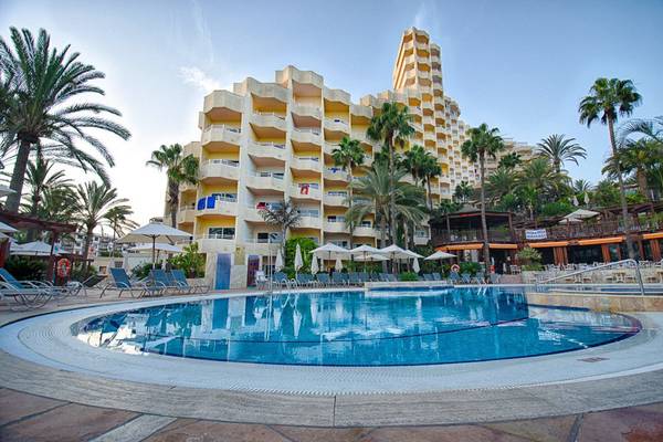 Poolbereich des Corallium Dunamar Garden Hotels mit Liegestühlen und Sonnenschirmen.