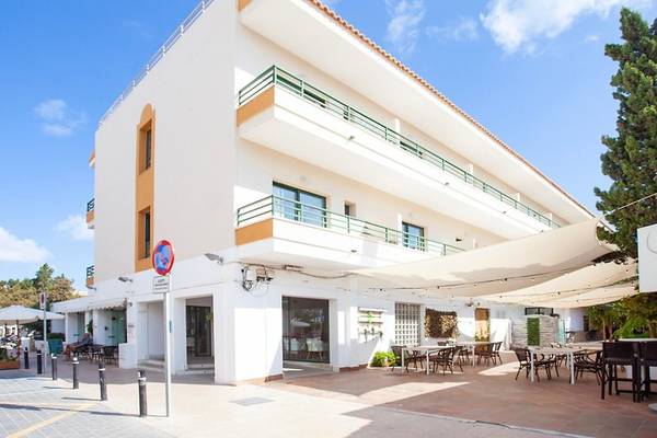 Rosales Formentera Hotel Außenansicht mit Terrasse und Tisch.