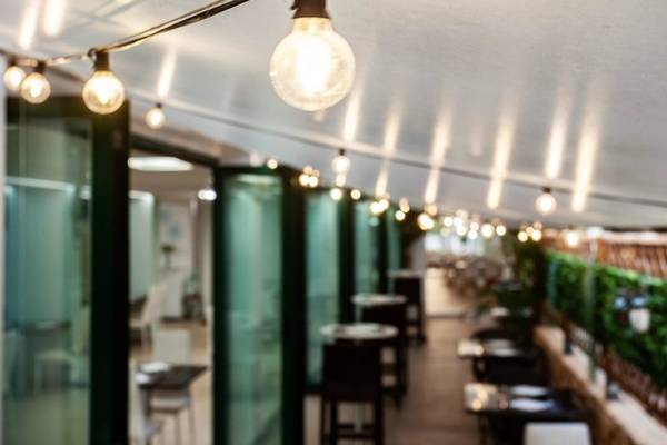 Rosales Formentera Terrasse mit hängenden Lichtern und Tischen