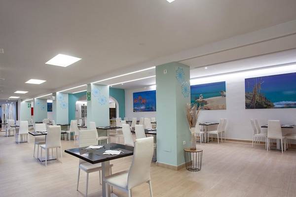 Essenbereich im Rosales Formentera Hotel mit Tisch und Stühlen