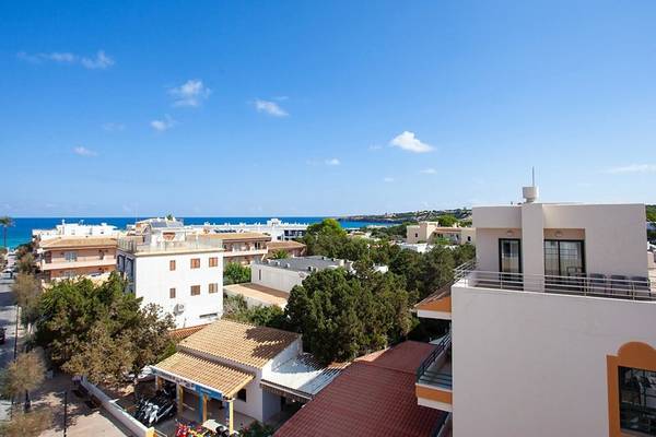 Aussicht auf das Rosales Formentera Hotel mit Blick auf die Küste und Gebäude.