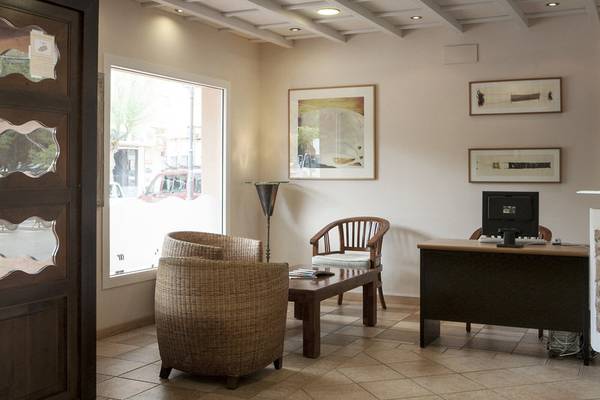 Innenansicht der Lobby des Voramar Formentera Hotels mit Möbeln und Dekor.