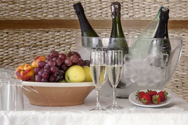 Flaschen im Eisbad mit Obst und Secco auf einem Tisch im Hotel Voramar Formentera