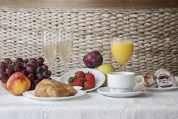 Frühstücksbuffet im Hotel Voramar Formentera mit Früchten, Croissants und Getränken.