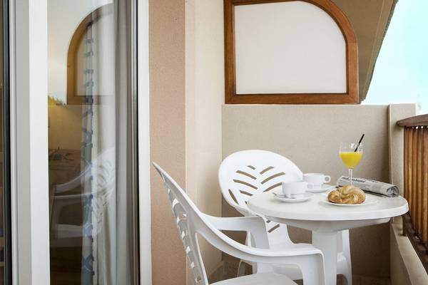 Frühstück auf dem Balkon im Voramar Formentera Hotel mit Croissant, Kaffee und Orangensaft.