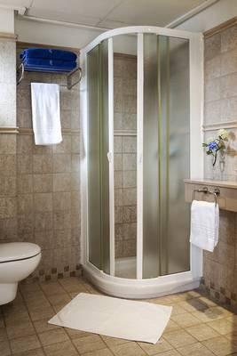 Badezimmer im Voramar Formentera Hotel mit Dusche und Toilette