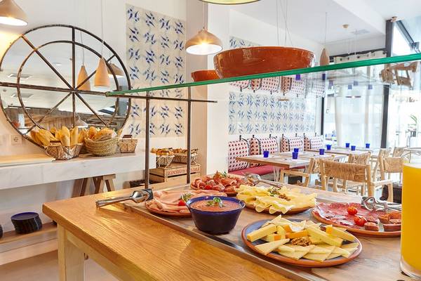 Frühstücksbuffet im Castavi Hotel mit Käse, Aufschnitt, Brot und Tomatensoße.