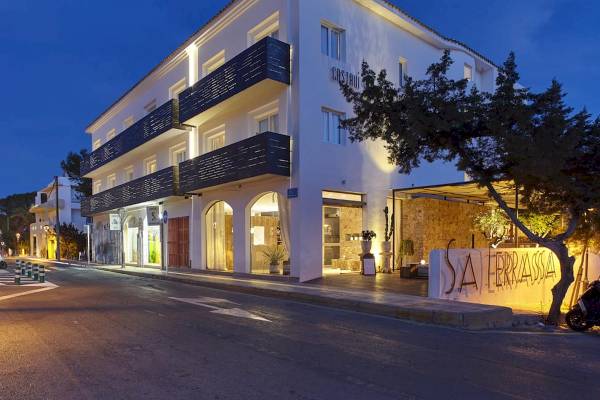 Außenansicht des Castavi Hotels bei Nacht mit Beleuchtung und Namensschild