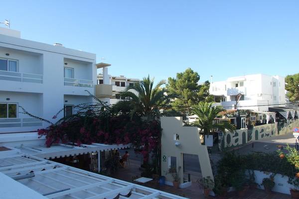 Außenansicht des Roca Plana Hotels mit weißen Gebäuden, üppiger Vegetation und Panoramablick.
