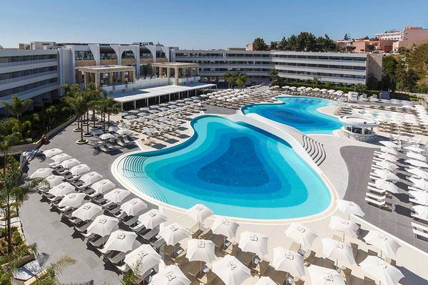Luftaufnahme des Princess Andriana Resort & Spa mit Swimmingpools und Sonnenliegen