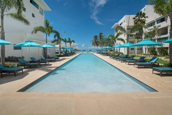 Poolbereich im The Sands Barbados mit Liegestühlen und Sonnenschirmen