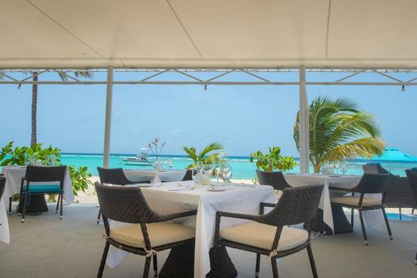 Restaurant-Terrasse im Sands Barbados mit Blick auf den Ozean.