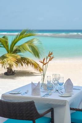Essen auf dem Tisch am Strand des Sands Barbados
