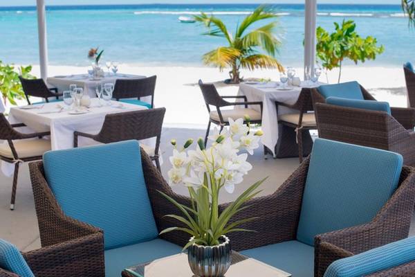 Außenbereich des Restaurants im The Sands Barbados mit Blick auf das Meer und weißen Sandstränden.