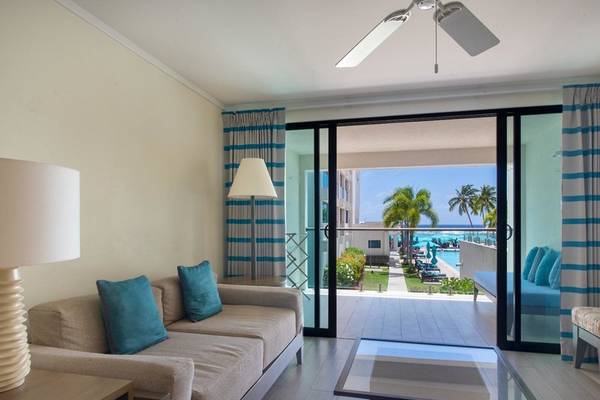 Wohnzimmer im Sands Barbados Hotel mit Blick auf den Pool.