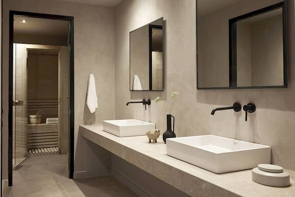 Badezimmer im Helea Lifestyle Beach Resort mit zwei Waschbecken, Spiegeln und einer Sauna.