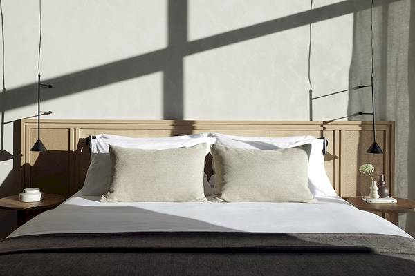 Bett im Helea Lifestyle Beach Resort mit Kissen und Decken