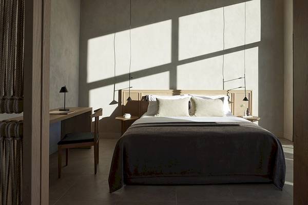 Ein ruhiges Schlafzimmer im Helea Lifestyle Beach Resort mit einer Bett, einem Schreibtisch und einem Stuhl.