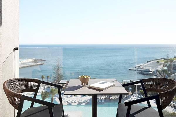 Blick aus Balkon des Helea Lifestyle Beach Resort auf das Meer und einen Pool.