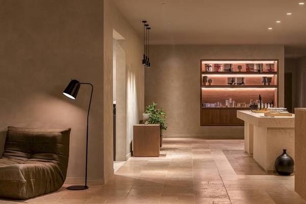 Inneneinrichtung des Helea Lifestyle Beach Resort mit einem Sofa, einer Lampe und einem Tisch mit Produkten.