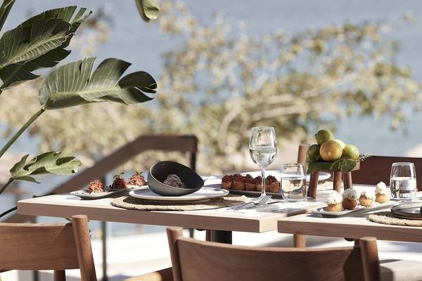 Außentisch mit Essen und Getränken auf der Terrasse des Helea Lifestyle Beach Resort.