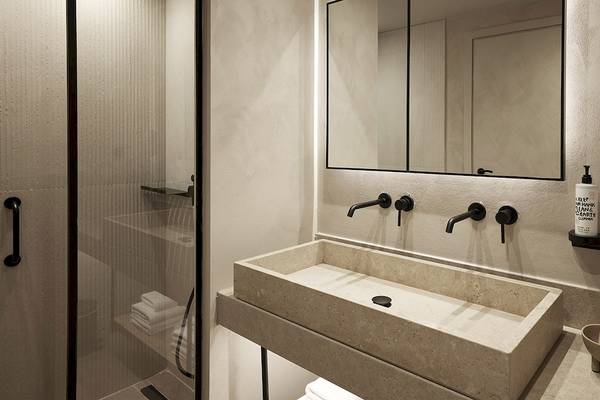 Badezimmer im Helea Lifestyle Beach Resort mit einer großen Waschbecken, Spiegel und Handtuchhalter