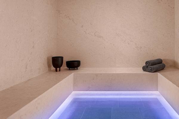 Dampfbad im Helea Lifestyle Beach Resort mit blau beleuchtetem Boden und zwei schwarzen Bechern