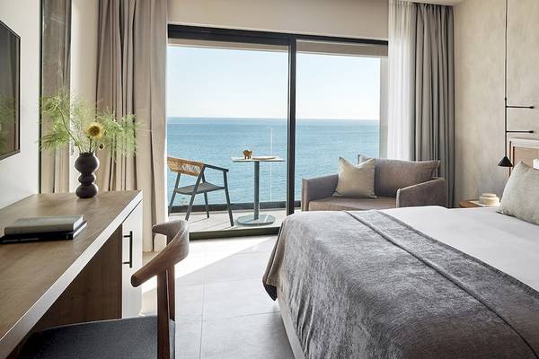 Helea Lifestyle Beach Resort Zimmer mit Meerblick, Bett, Schreibtisch und Terrasse.