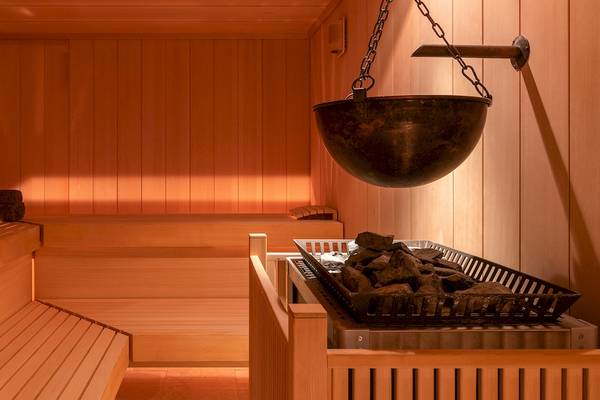 Innenansicht der Sauna im Helea Lifestyle Beach Resort mit Holzwänden und Bänken.