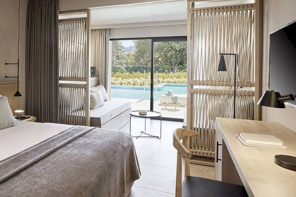 Hotelzimmer im Helea Lifestyle Beach Resort mit Bett, Sofa, Schreibtisch und Swimmingpool