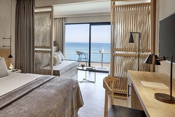 Doppelbettzimmer im Helea Lifestyle Beach Resort mit Meerblick, modernen Möbeln und einem großen Fenster.