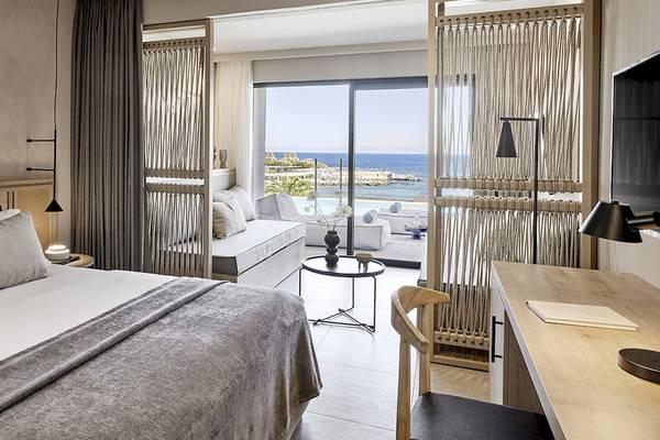 Innenansicht eines Zimmers im Helea Lifestyle Beach Resort mit Blick auf das Meer