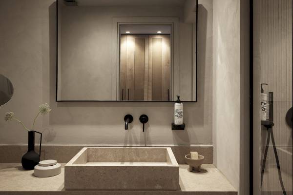 Badezimmer mit Waschbecken, Spiegel und Badezimmerzubehör im Helea Lifestyle Beach Resort