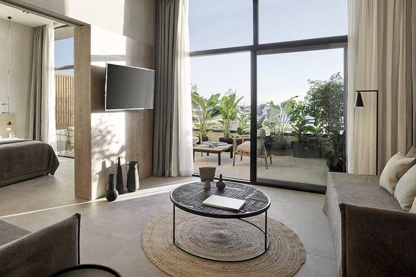 Wohnbereich des Helea Lifestyle Beach Resorts mit Blick auf das Schlafzimmer und Terrasse.