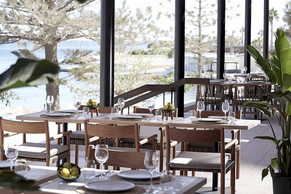 Terrasse mit Tischen und Stühlen im Freien, Blick auf das Meer, Helea Lifestyle Beach Resort