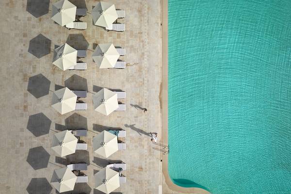 Obersicht des Pools und der Liegen im Helea Lifestyle Beach Resort.