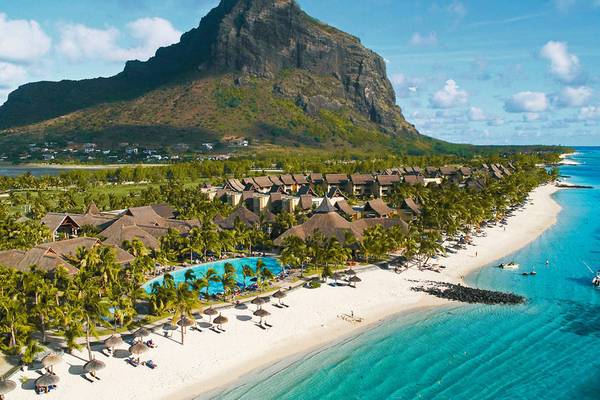 Luftaufnahme des Paradis Beachcomber Golf Resort & Spa mit Strand, Pool und Le Morne im Hintergrund