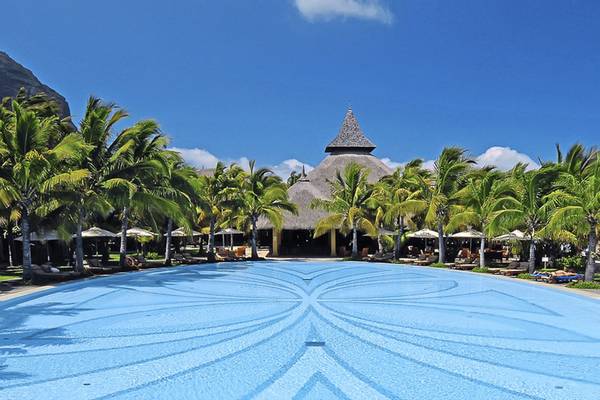 Paradis Beachcomber Golf Resort & Spa mit großem Pool und Palmen