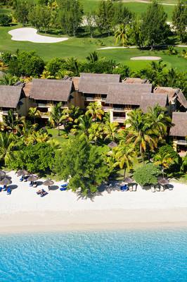 Luftaufnahme des Paradis Beachcomber Golf Resort & Spa mit Hotelgebäuden, Golfplatz und Strand