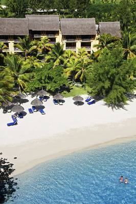 Luftaufnahme des Paradis Beachcomber Golf Resort & Spa mit Strand, Palmen und blauen Liegen