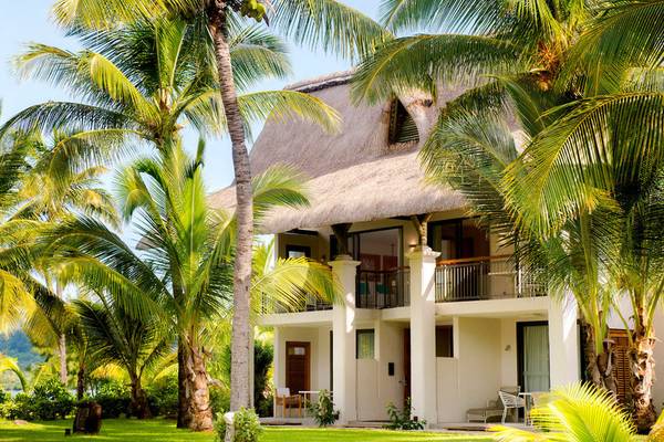 Villa im Paradis Beachcomber Golf Resort & Spa mit Palmen und Blick auf das Meer