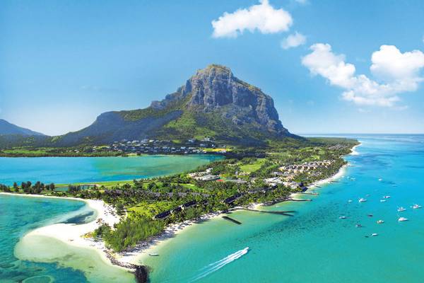 Luftaufnahme des Paradis Beachcomber Golf Resort & Spa mit Berg und Meer