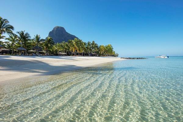 Strand mit Palmen und Berg im Hintergrund am Paradis Beachcomber Golf Resort & Spa