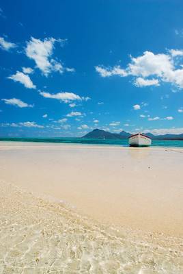 Ein kleines Boot am Strand im Paradis Beachcomber Golf Resort & Spa.