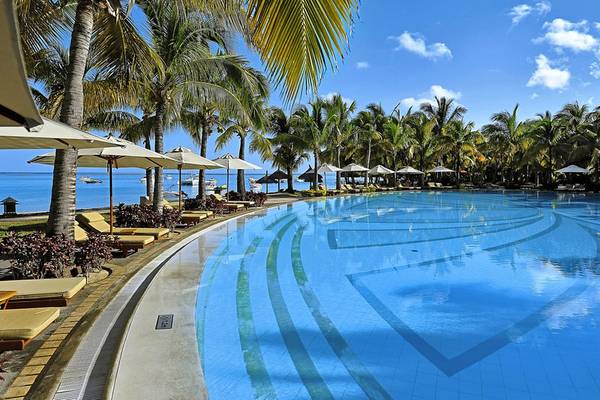 Außenbereich des Paradis Beachcomber Golf Resort & Spa mit großem Pool und Palmen