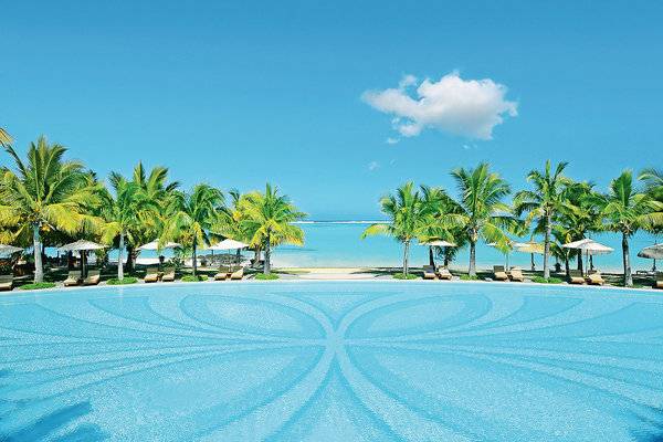 Außenpool im Paradis Beachcomber Golf Resort & Spa mit Palmen und Blick auf den Strand