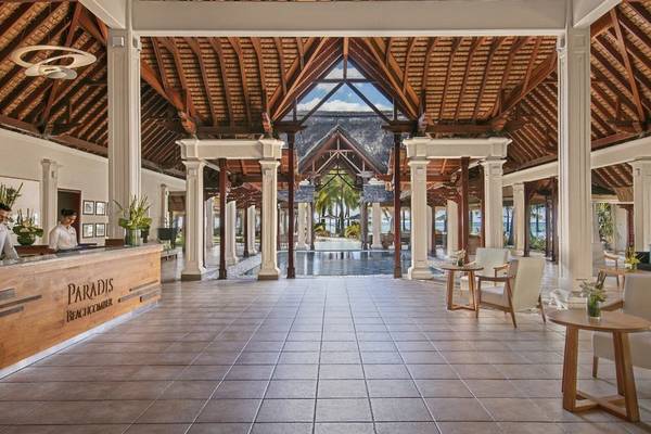 Lobby des Paradis Beachcomber Golf Resort & Spa mit Empfangstresen und Swimmingpool